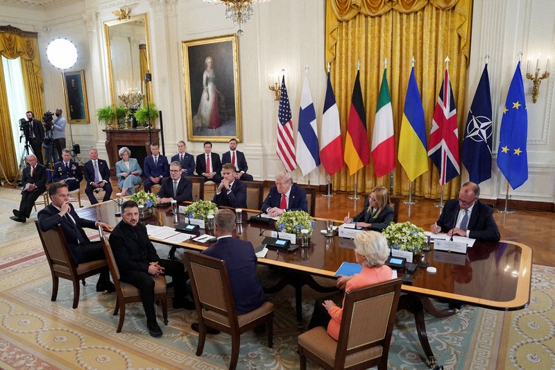 ホワイトハウスで欧州首脳と協議するトランプ米大統領（奥中央）とウクライナのゼレンスキー大統領（手前左から2人目）＝ワシントンで2025年8月18日、ロイター