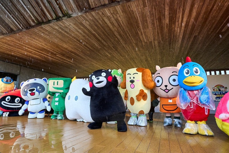 ゆるキャラグランプリの後継イベント「ゆるバース」の2024年の会場には、ゆるキャラグランプリ初代王者のくまモン（中央）も顔を見せた＝石川県七尾市で2024年11月（ゆるバース製作委員会提供）