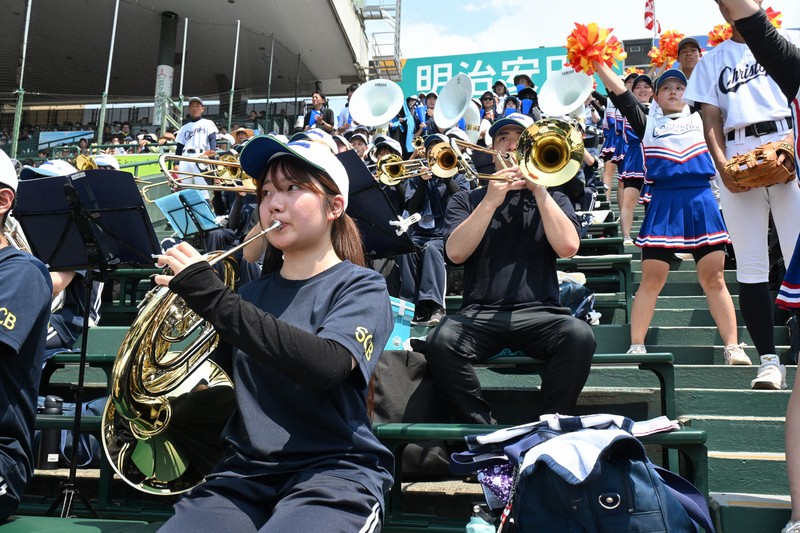 アルプススタンドで演奏する吹奏楽部員たち＝兵庫県西宮市の阪神甲子園球場で2025年8月15日午後0時15分、栗林創造撮影