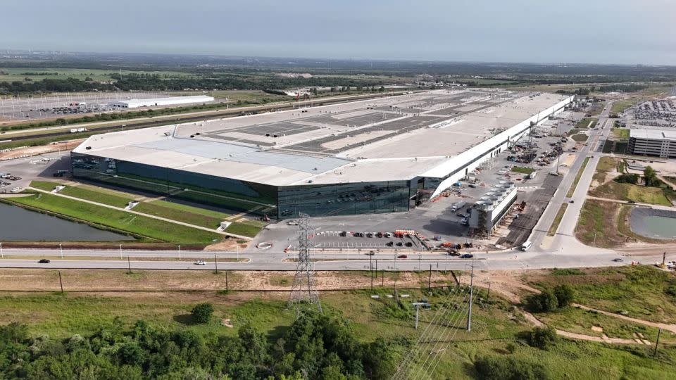 Ubicada en las afueras de Austin, Texas, la Gigafactory de Tesla sirve como sede mundial del fabricante de automóviles. - CNN