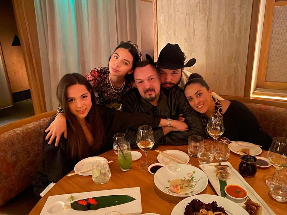 Aneliz, la hermana mayor de Ángela Aguilar, causa sensación con su estiloso look veraniego