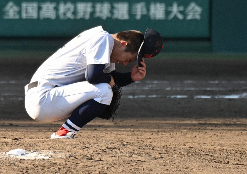 【横浜－県岐阜商】延長タイブレーク十一回裏県岐阜商2死一、三塁、坂口にサヨナラとなる適時打を打たれ、マウンドでうずくまる横浜の奥村頼＝阪神甲子園球場で2025年8月19日、平川義之撮影