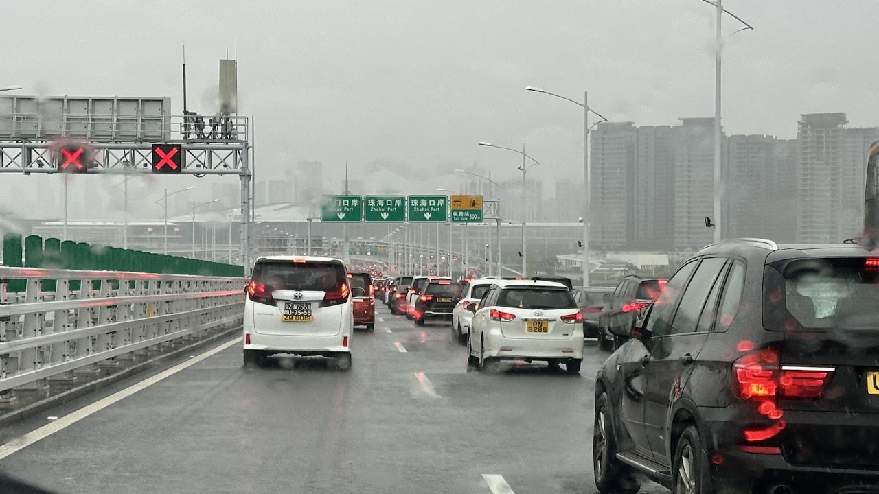 北上｜港珠澳大橋下午塞爆　車龍極高峰超500米　候檢需逾40分鐘
