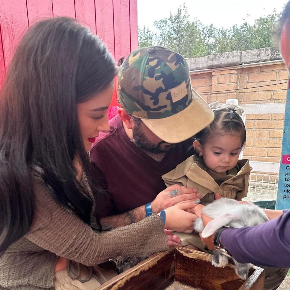 Tessa se mostró encantada de acariciar a un pequeño conejo.