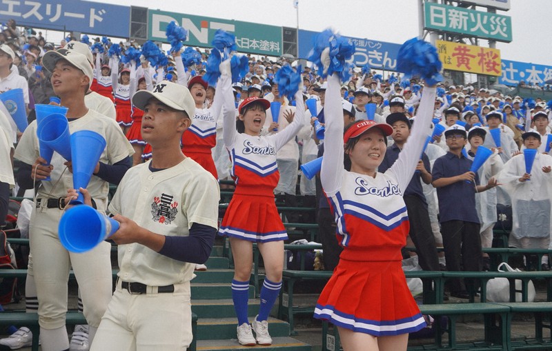 白の長袖アンダーシャツを着用した日大三のチアリーダーら＝阪神甲子園球場で2025年8月11日、藤倉聡子撮影
