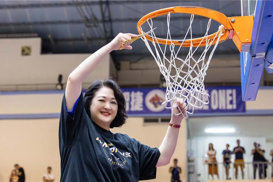 力挺文大發展籃球 嚴陳莉蓮捐1千萬助學基金