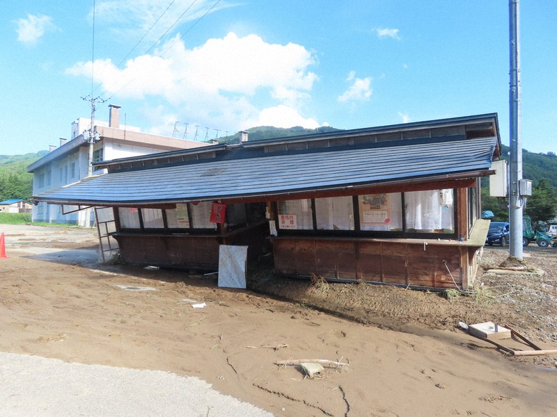 大雨で売店150メートル流される　泥かき出す重機不足も　秋田