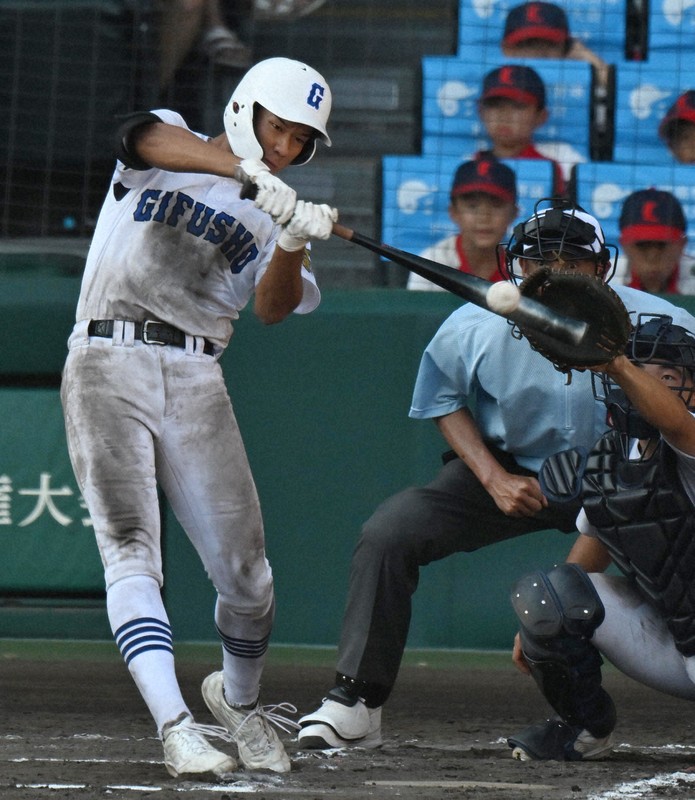 悪送球、凡退にも折れず　県岐阜商4番が感謝のサヨナラ打　甲子園