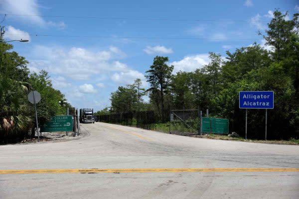 Entrada de Alligator Alcatraz, nuevo centro de detención de migrantes de Trump