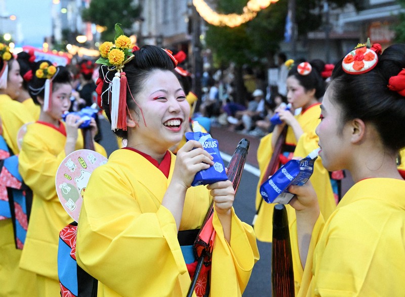 踊りの合間に水分を口にする参加者たち=山形市で2025年8月5日、竹内幹撮影