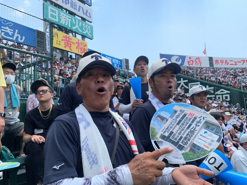 アルプススタンドから応援する東洋大姫路の白鳥翔哉真選手の父・一馬さん（左）＝兵庫県西宮市の阪神甲子園球場で2025年8月15日、川村咲平撮影