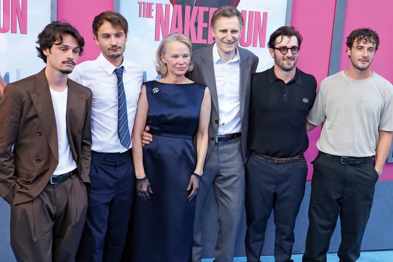 Brandon Thomas Lee y Dylan Jagger Lee, los hijos de Pamela Anderson, con Liam Neeson y sus hijos, Daniel Neeson y Micheál Richardson en la premiere de ¿Y dónde está el policía? (The Naked Gun)