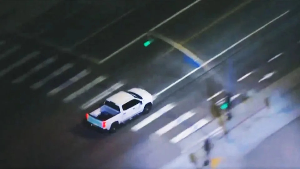 Suspects lead police on wild chase through LA while carjacking multiple vehicles, including big rig