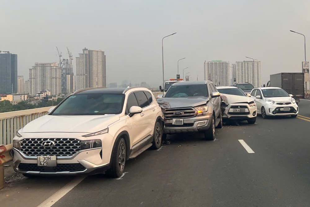 3 ô tô tông liên hoàn trên cầu Thăng Long, gây ùn tắc kéo dài hơn 10km