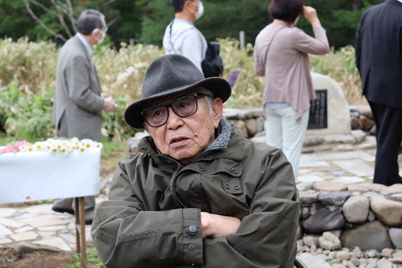 黒板五郎の記念碑の完成式後に記者団の取材に応じる倉本聰さん＝北海道富良野市東麓郷で2022年6月23日、土屋信明撮影