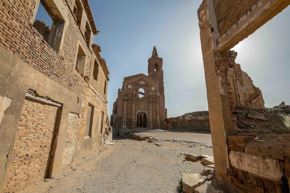 Fachada de la iglesia de San Martín de Tous.
