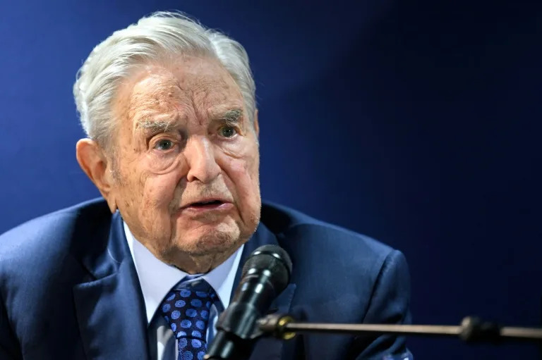 Trump amenaza con demandar al multimillonario Soros y a su hijo