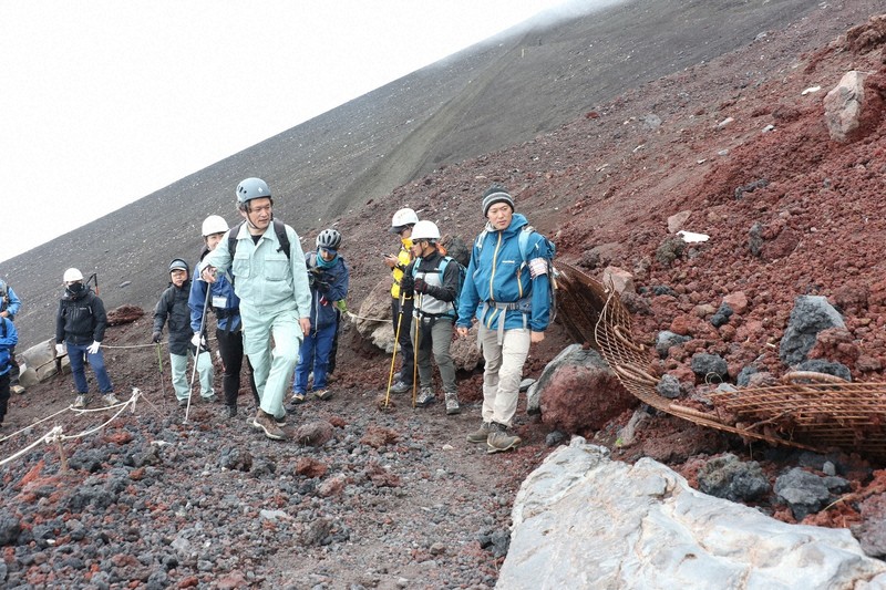 富士登山の安全守る舞台裏　薄い空気に工具やロープ背負って
