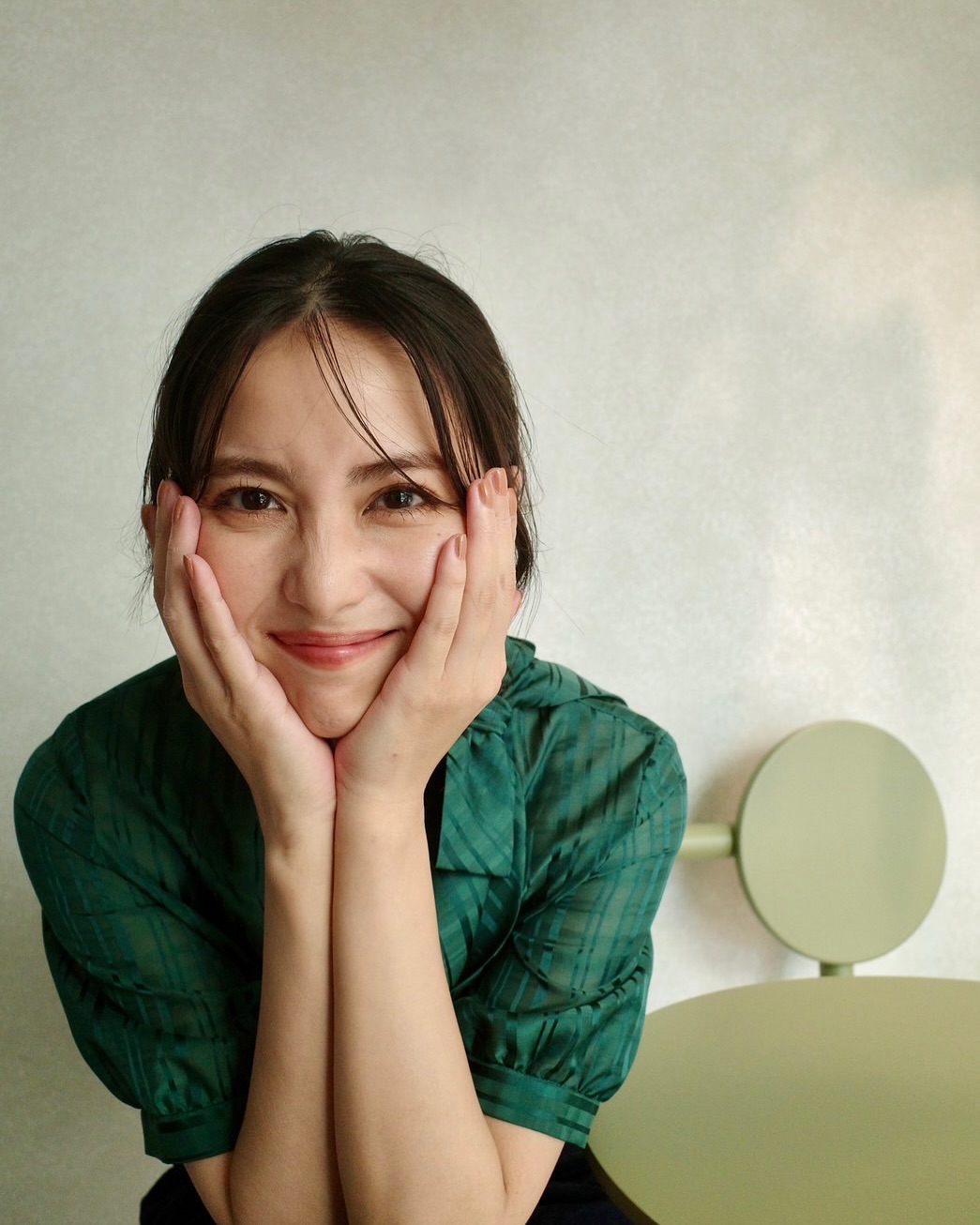 「ビリギャル」表紙から12年…32歳女優〝印象ガラリ〟金髪じゃないショットに「大人の微笑にしびれます」「美しいレディに」の声