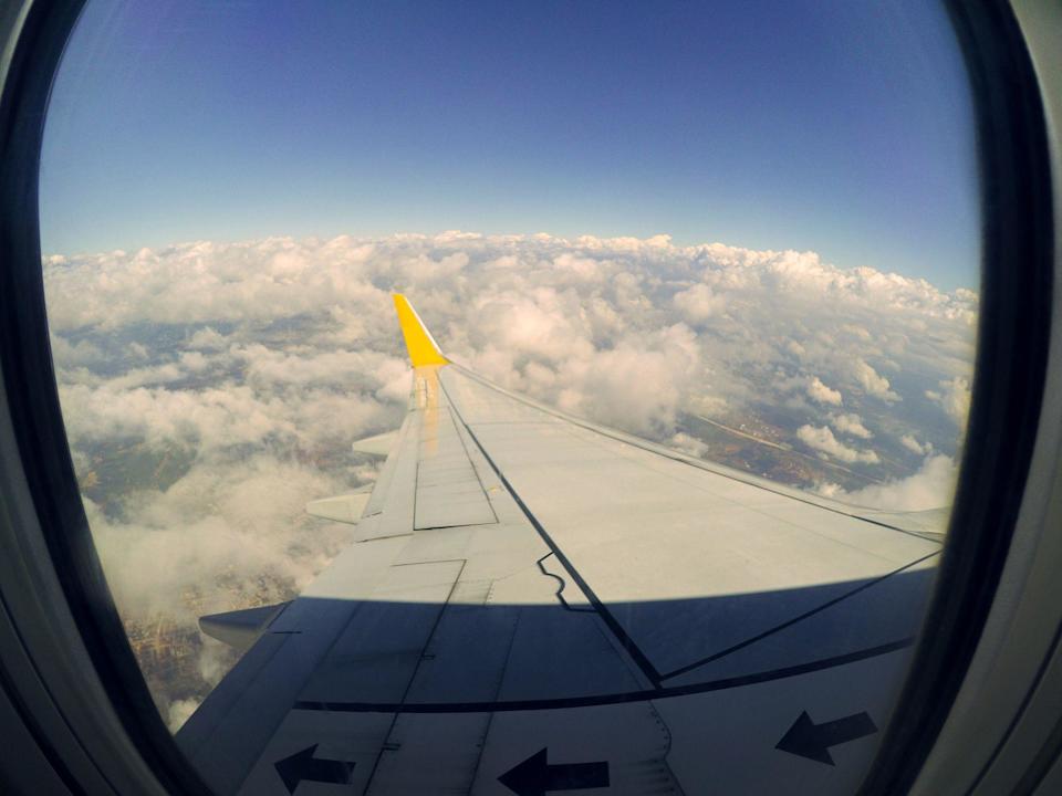 Una ala de un avión vista desde el interior de la cabina