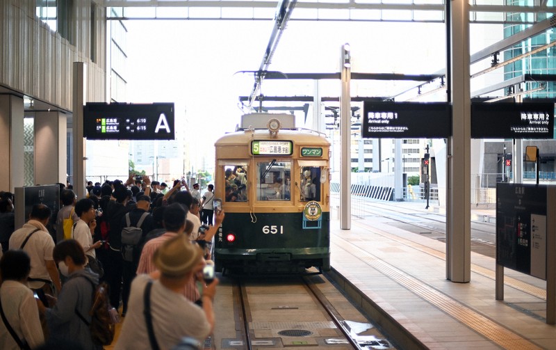 路面電車、JR広島駅ビル2階に高架で乗り入れ　全国初　被爆電車も
