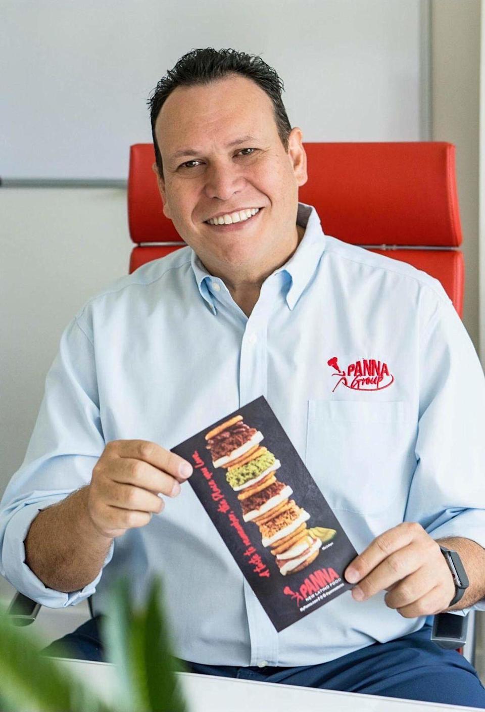 Alexander Rueda, director ejecutivo de PANNA New Latino Food —empresa fundada en el año 2000 por una familia venezolana en Weston, que se ha convertido en un negocio multimillonario que produce 4.6 toneladas de alimentos diariamente para varias marcas y emplea a 246 personas— ha observado una disminución en el consumo en sus restaurantes tras la suspensión del TPS para los venezolanos.