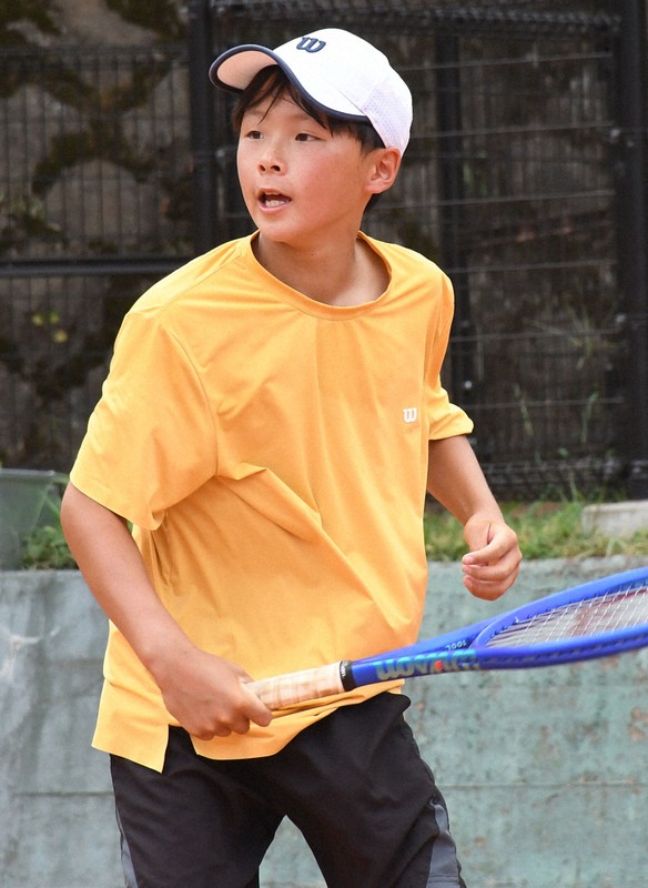 第1シードとしてユニクロ全日本ジュニアテニスに出場する安居院選手＝東京都世田谷区の第一生命相娯園テニスコートで2025年8月9日、橋本陵汰撮影