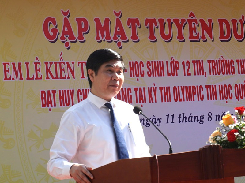 Thưởng 100 triệu đồng cho nam sinh đoạt Huy chương Vàng Olympic Tin học Quốc tế