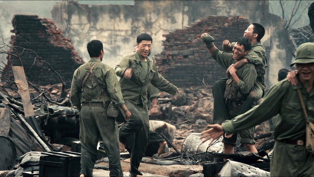 Bom tấn 'Mưa đỏ' gây bão phòng vé, thu 44 tỷ sau ngày chiếu đầu tiên