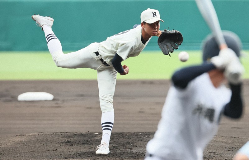 【沖縄尚学－日大三】力投する日大三の先発・谷津＝阪神甲子園球場で2025年8月23日、玉城達郎撮影