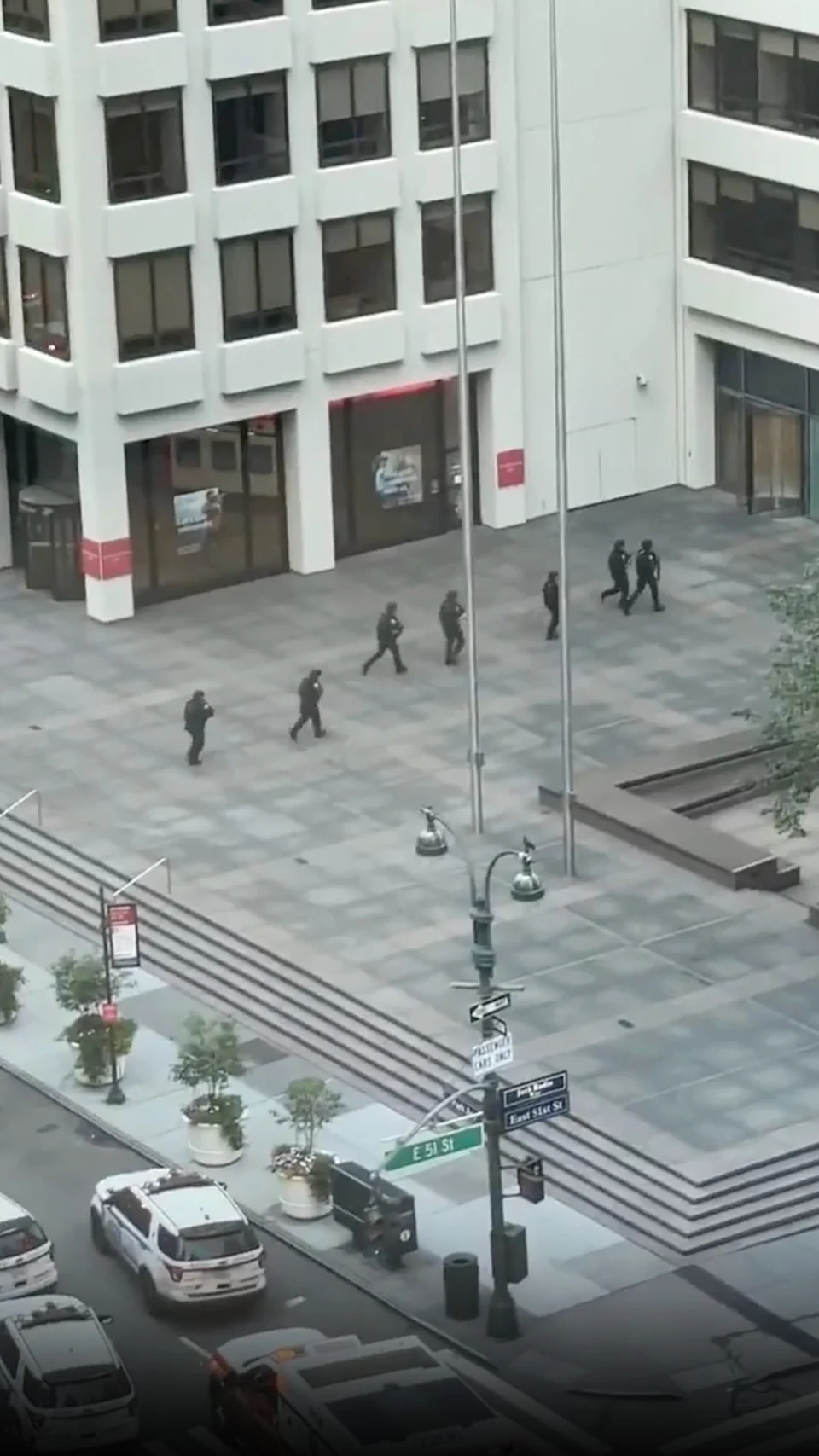 3 dead, including off-duty police officer, in Midtown Manhattan shooting: Sources