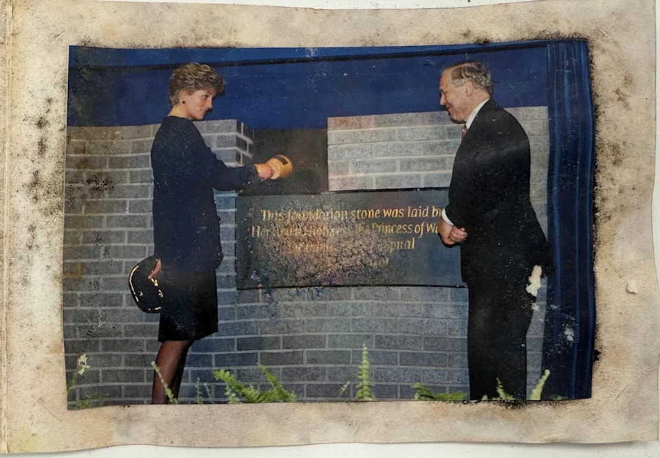 Desentierran cápsula del tiempo de la princesa Diana en hospital con objetos de los años 90