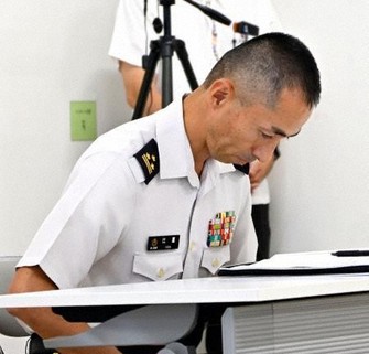市民団体のメンバーに頭を下げ、謝罪する陸自宮古島駐屯地トップの比嘉隼人1等陸佐＝19日午後、沖縄県宮古島市