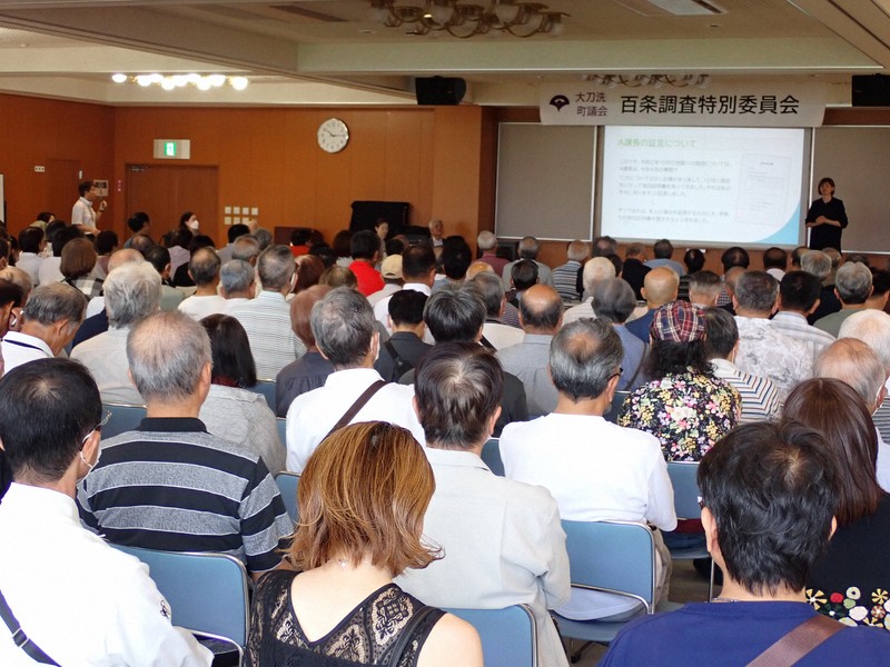 大刀洗町議会百条委員会の調査結果などの説明に聴き入る約200人の意見交換会参加者＝大刀洗町のドリームセンターで2025年8月24日午前10時14分、前田博之撮影