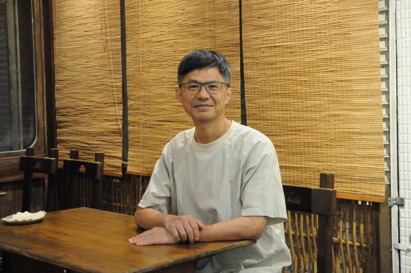 大阪で講演する作家の甘耀明さん＝台中市で2025年7月21日午後7時12分、棚部秀行撮影