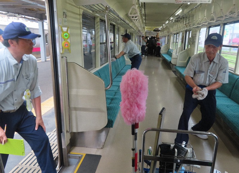 「よし」の声響く作業現場　鉄道車両や駅の清掃競技会　秋田