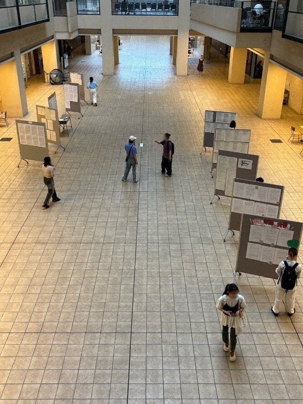「授業時間延長について考えようの会」が東京都府中市の東京外国語大学の講義棟内で実施したパネル展示＝同会提供