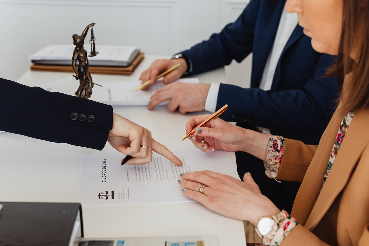 Chồng ngoại tình, tậu nhà và xe cho ‘tiểu tam’: Vợ có quyền đòi lại?