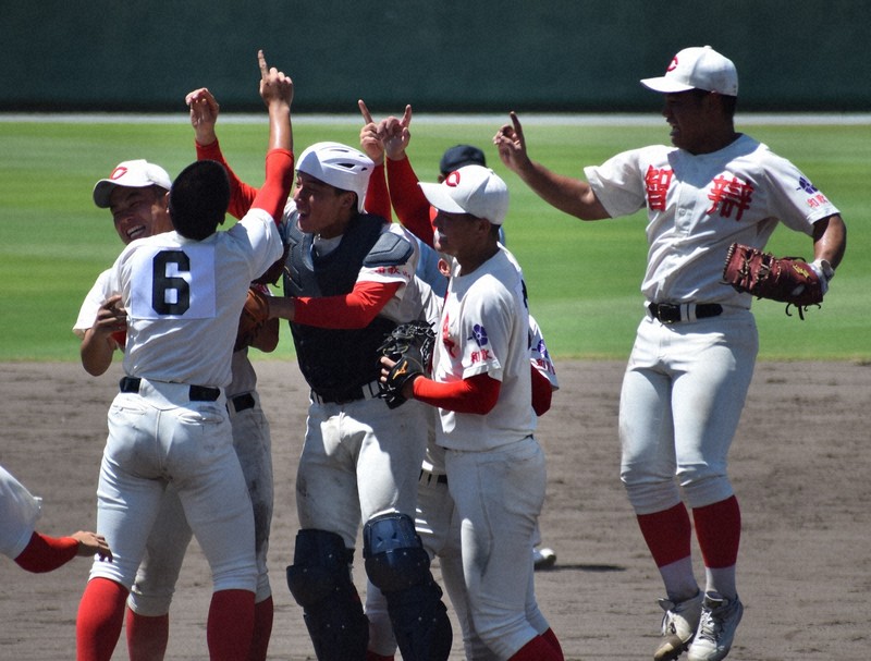 【智弁和歌山－星林】2年連続28回目の夏の甲子園出場を決め、マウンド上で喜ぶ智弁和歌山の選手たち＝和歌山市の和歌山県営紀三井寺球場で2025年7月28日、深野麟之介撮影