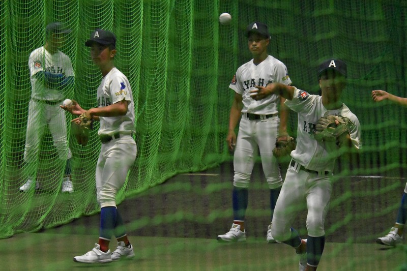 試合が順延となり、室内練習場でキャッチボールをする綾羽の選手ら＝兵庫県西宮市の阪神甲子園球場で2025年8月7日午前9時28分、林大樹撮影