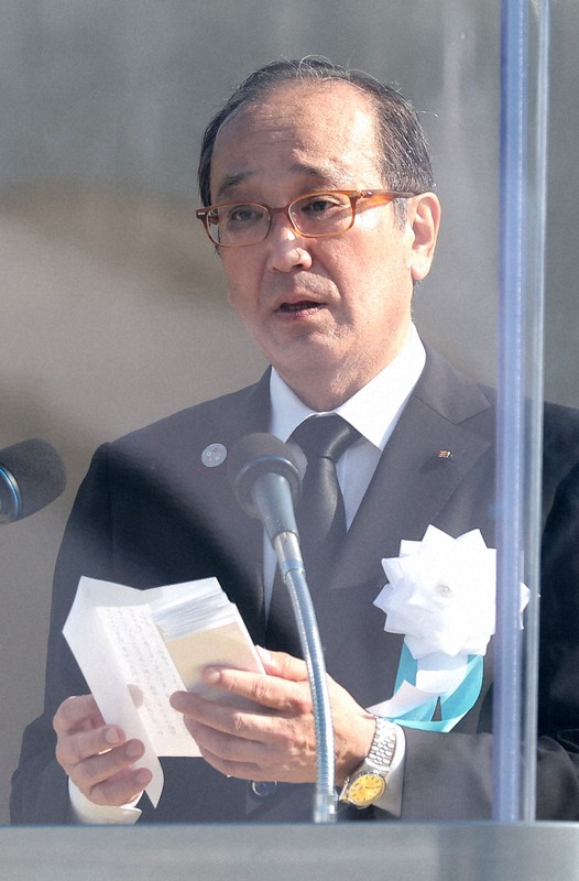 平和宣言をする松井一実・広島市長＝広島市中区で2025年8月6日午前8時17分、中川祐一撮影