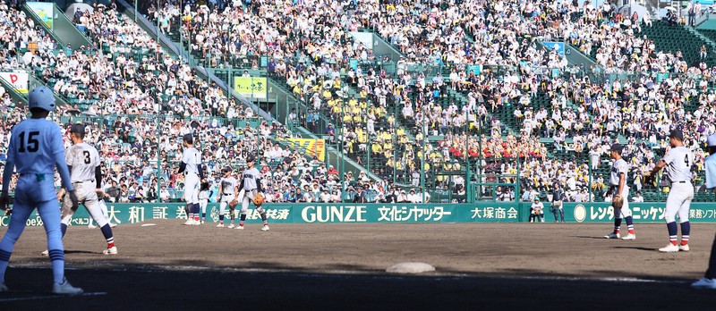 【横浜－県岐阜商】延長タイブレーク十回裏県岐阜商、内野に5人シフトをする横浜＝阪神甲子園球場で2025年8月19日、長澤凜太郎撮影