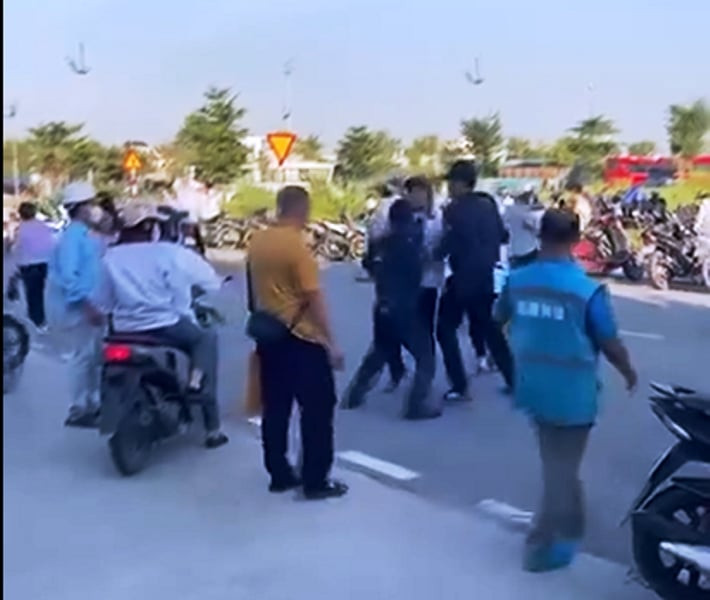 2 người mặc đồng phục bảo vệ hành hung nam công nhân trước cổng công ty