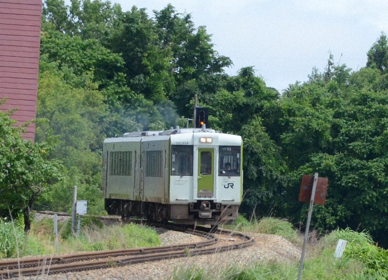 米沢駅を目指して走るJR米坂線=山形県川西町で2025年6月15日午前9時26分、神崎修一撮影