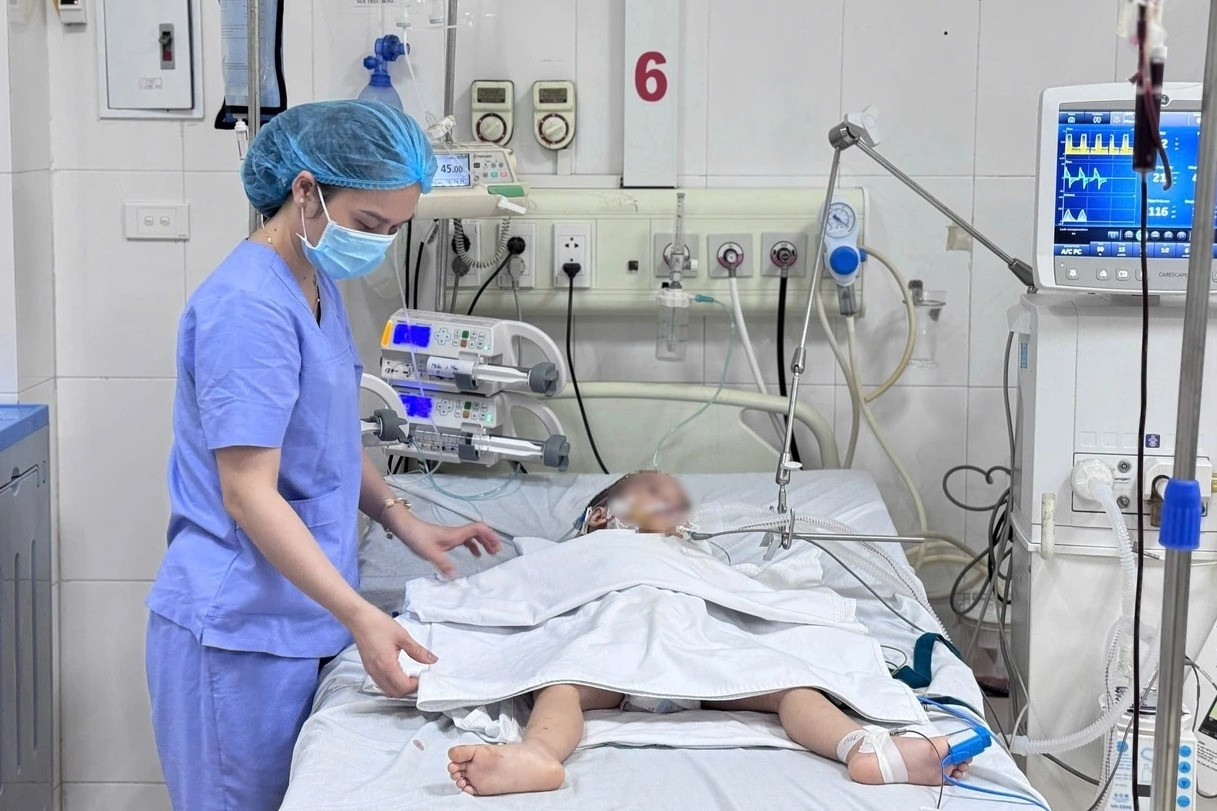 Bé trai ở Hà Nội nguy kịch sau cú va đập đầu gối