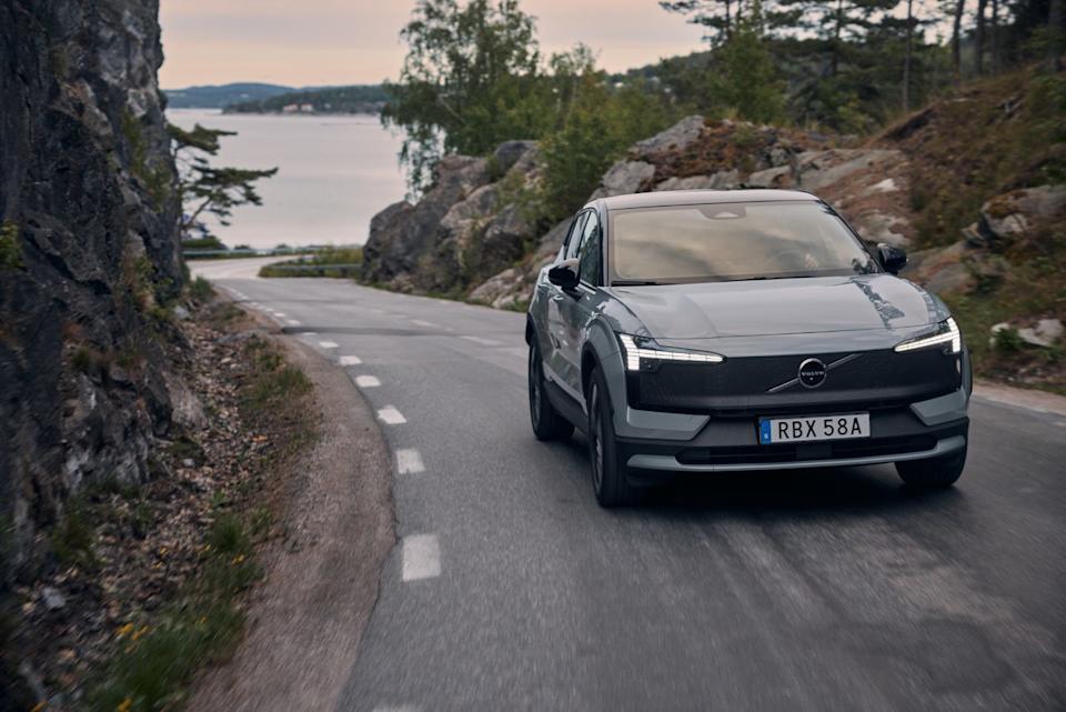 2026 volvo ex30 cross country