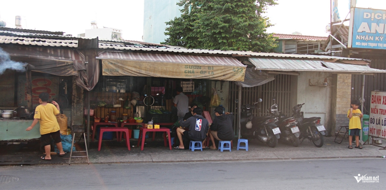 Bố đơn thân bán bánh xèo nuôi 2 con tự kỷ ở TPHCM, từ chối nhận tiền hỗ trợ