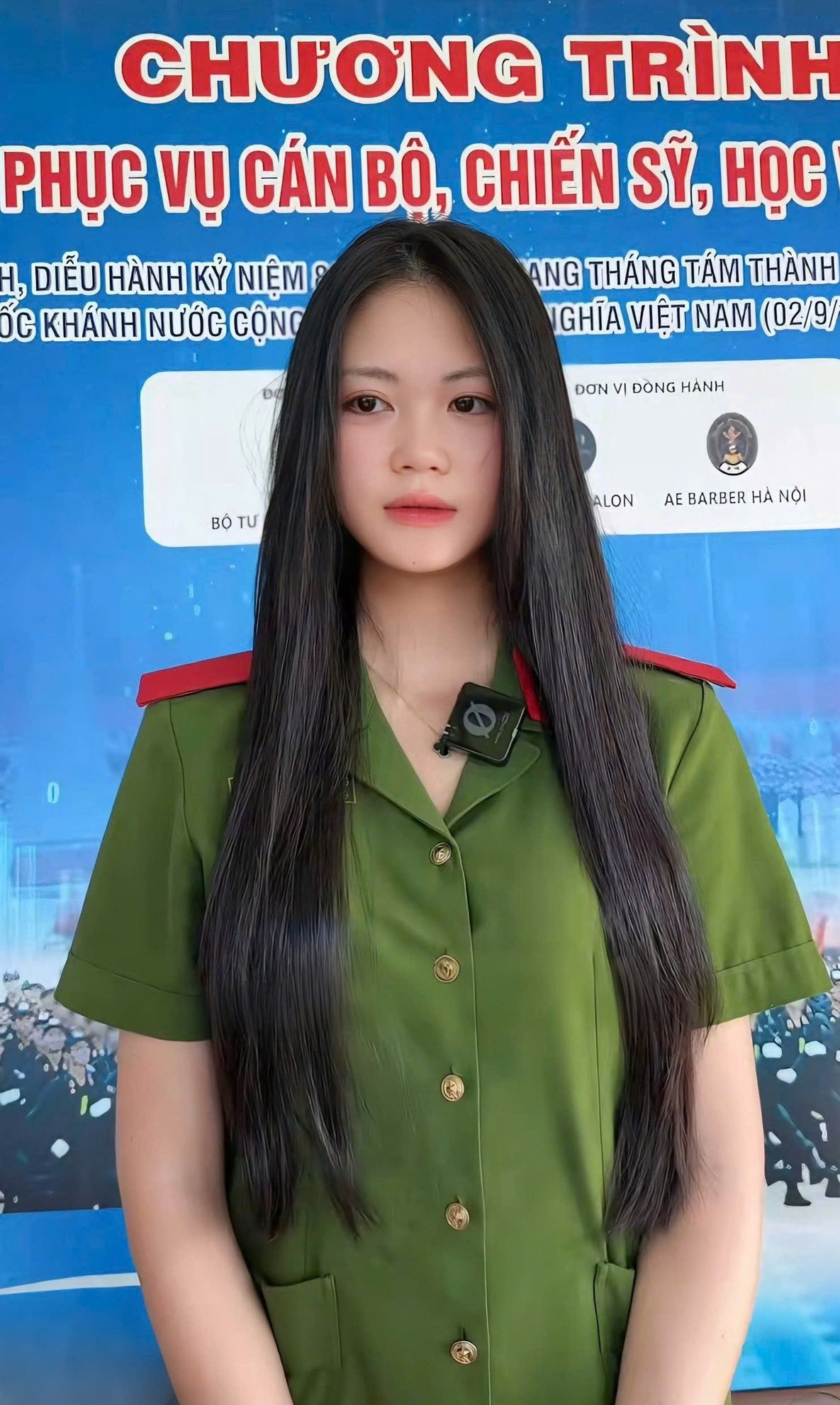 Nữ chiến sĩ khối Cảnh sát đặc nhiệm gây sốt với clip hiến tóc hút triệu lượt xem