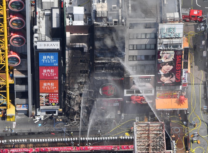 大阪・道頓堀ビル火災、男性2人が死亡　現場活動中の消防隊員か