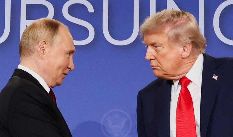 米アラスカ州で共同記者会見に臨んだトランプ米大統領（右）とロシアのプーチン大統領＝2025年8月15日、ロイター